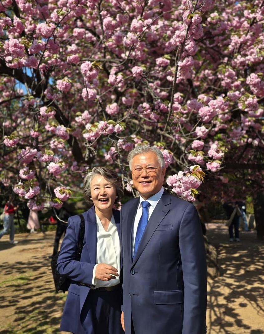 [정보/소식] 문재인 전 대통령 사진 업데이트🌸 | 인스티즈