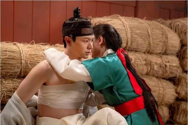 [정보/소식] '귀궁' 이무기 육성재, 김지연 손길에 오욕칠정 쇼크 | 인스티즈