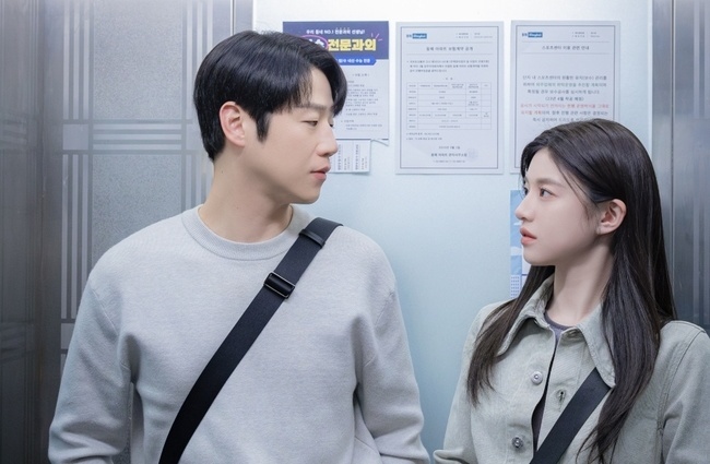 [정보/소식] '언슬전' 고윤정-정준원, 엘리베이터 안 미묘한 기류 | 인스티즈