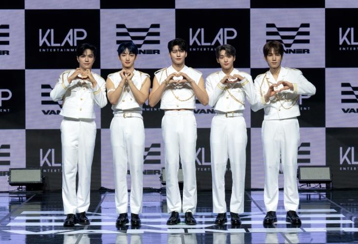 [잡담] 배너, '피크타임' 이후 초동 10만·공중파 음악방송 1위→약 2년만 계약 종료…향후 활동은? | 인스티즈