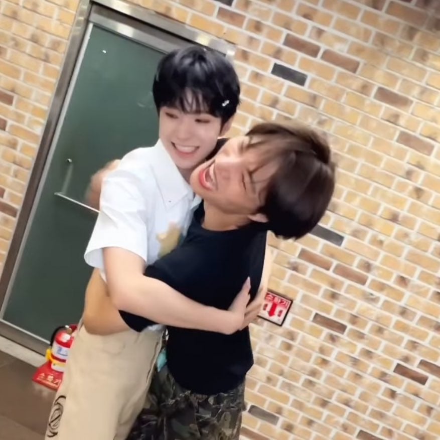 [잡담] 유우시 카이 선배님이랑 안는데 왜케 애기같냐 | 인스티즈