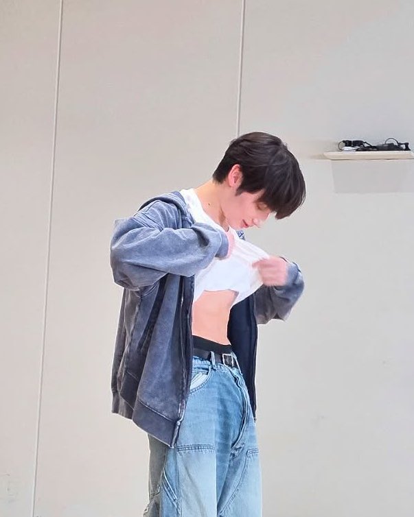 [잡담] 내 말랑 휴닝카이가 복근이 생겼다는걸 믿지 못했던거 같아 | 인스티즈