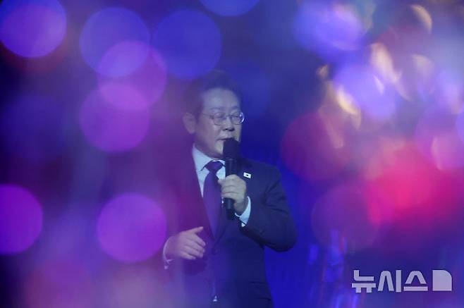 [잡담] 이재명 민주당 경선 사진인데 미스터트롯처럼 찍힘 | 인스티즈