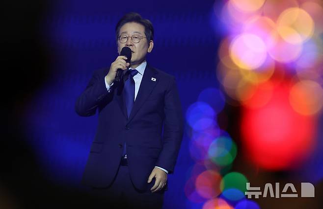 [잡담] 이재명 민주당 경선 사진인데 미스터트롯처럼 찍힘 | 인스티즈