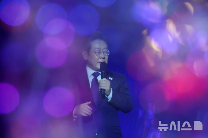 [잡담] 이재명 민주당 경선 사진인데 미스터트롯처럼 찍힘 | 인스티즈