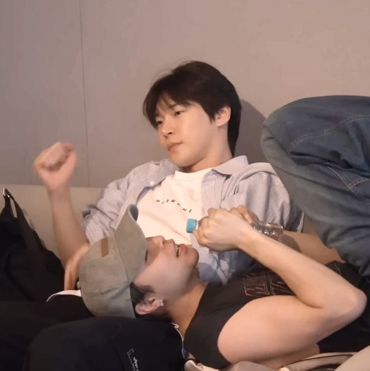 [잡담] 도영이 무릎이 127 멤들의 베개가 되기까쥐 | 인스티즈