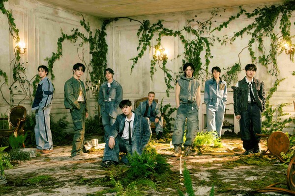 [잡담] 스트레이 키즈 日 세번째 미니앨범 'Hollow' 트랙리스트 & 단체포토 | 인스티즈