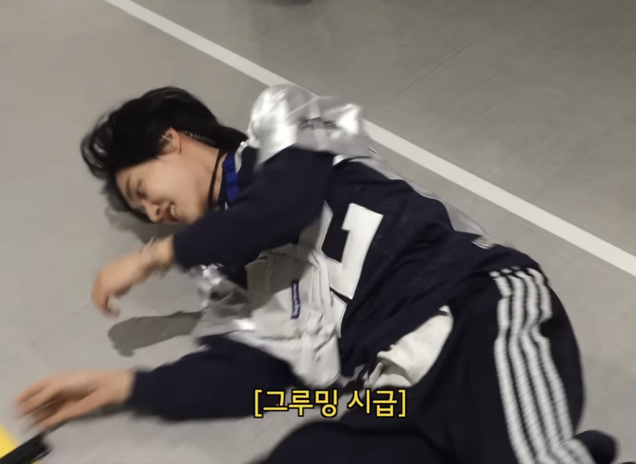 [잡담] 원빈이처럼 적극적으로 격렬하게 눕는돌 처음봨ㅋㅋㅋ | 인스티즈