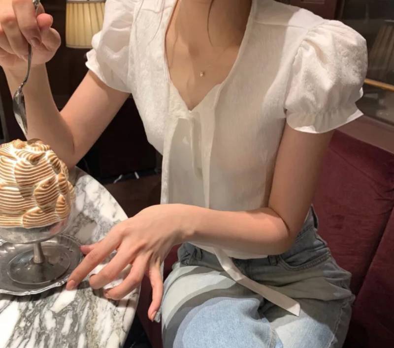 [잡담] 이런 블라우스는 그냥 끈 안묶고 그대로 입나?? | 인스티즈