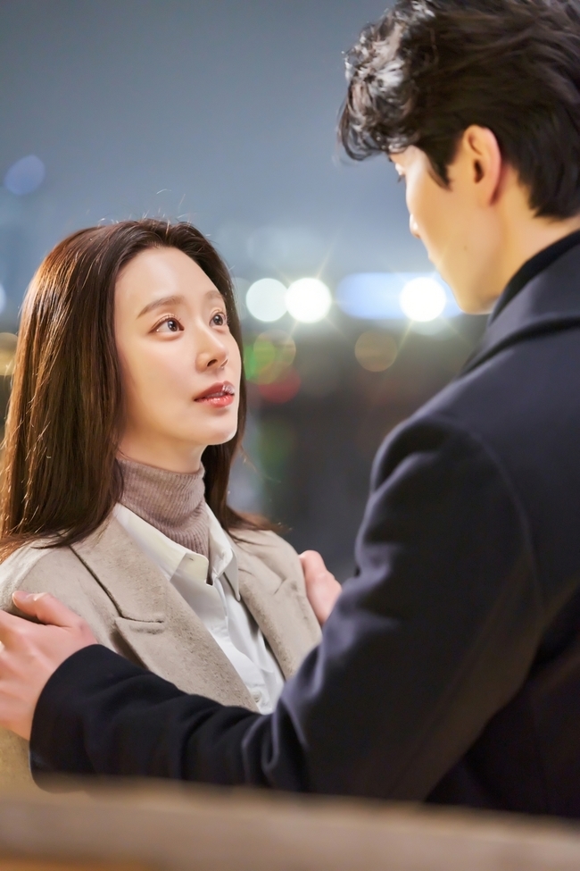 [정보/소식] 이동욱♥이주빈 달콤한 눈맞춤 포착, 더 깊어졌다(이혼보험) | 인스티즈