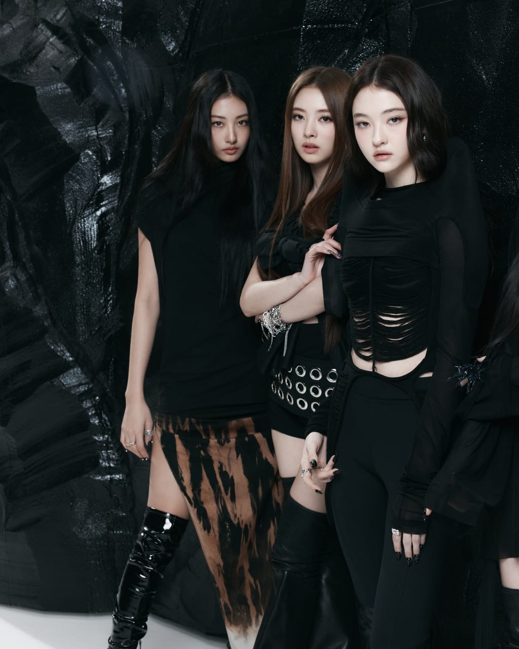 [정보/소식] MEOVV (미야오) 'HANDS UP' CONCEPT PHOTO #3 | 인스티즈