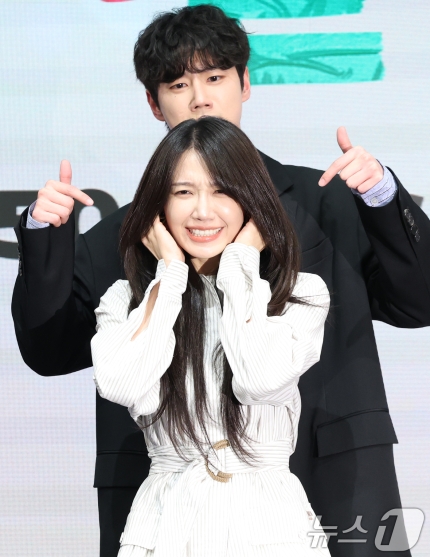 [잡담] 이준영 정은지 커플포즈가 왜 이래요 ㅋㅋㅋㅋㅋ | 인스티즈