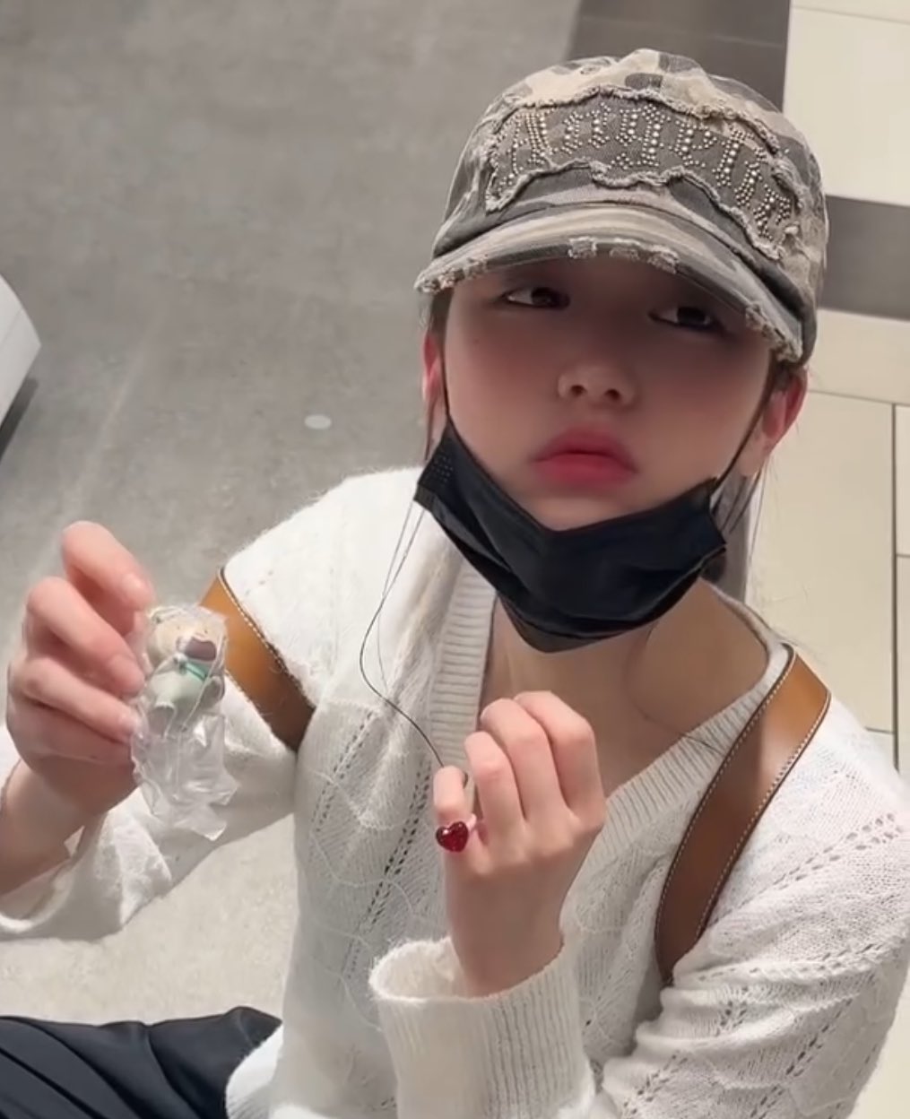 [잡담] 우리 공주... 짱구 가챠에서 훈이 뽑고 억울뱁새가되.... | 인스티즈