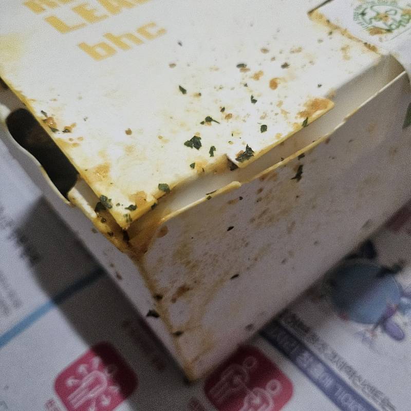 [잡담] 새벽에 bhc 주문했는데 상자 너무 더럽게옴ㅠㅠ | 인스티즈