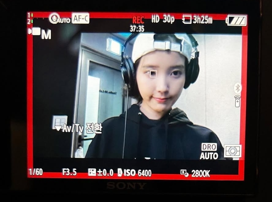 [잡담] 아이유 녹음실 사진 떴던데 진짜 뭐오나?! | 인스티즈