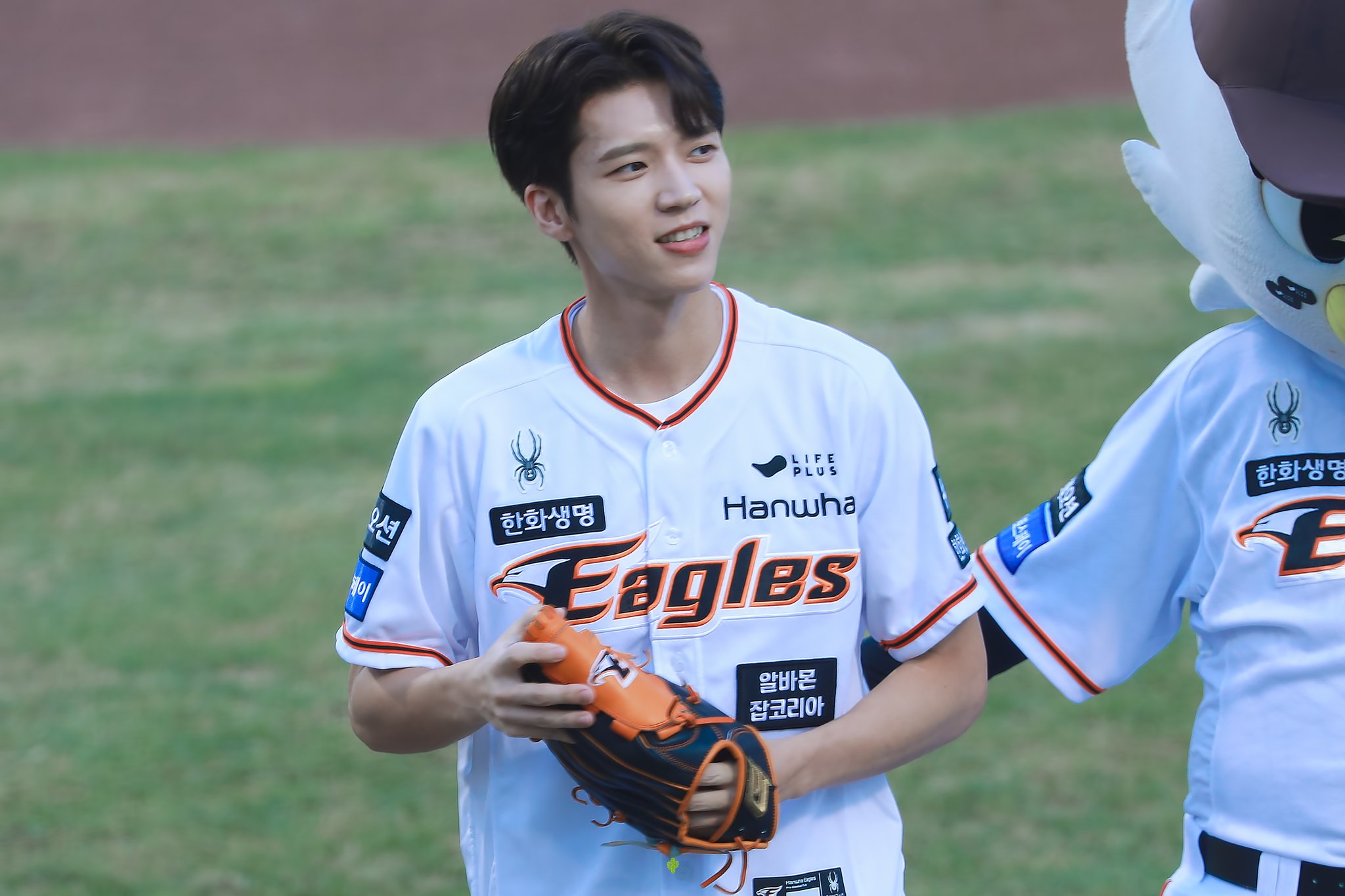 [잡담] 야구복 입은 남우현 너무 이질적인데 좋다 | 인스티즈