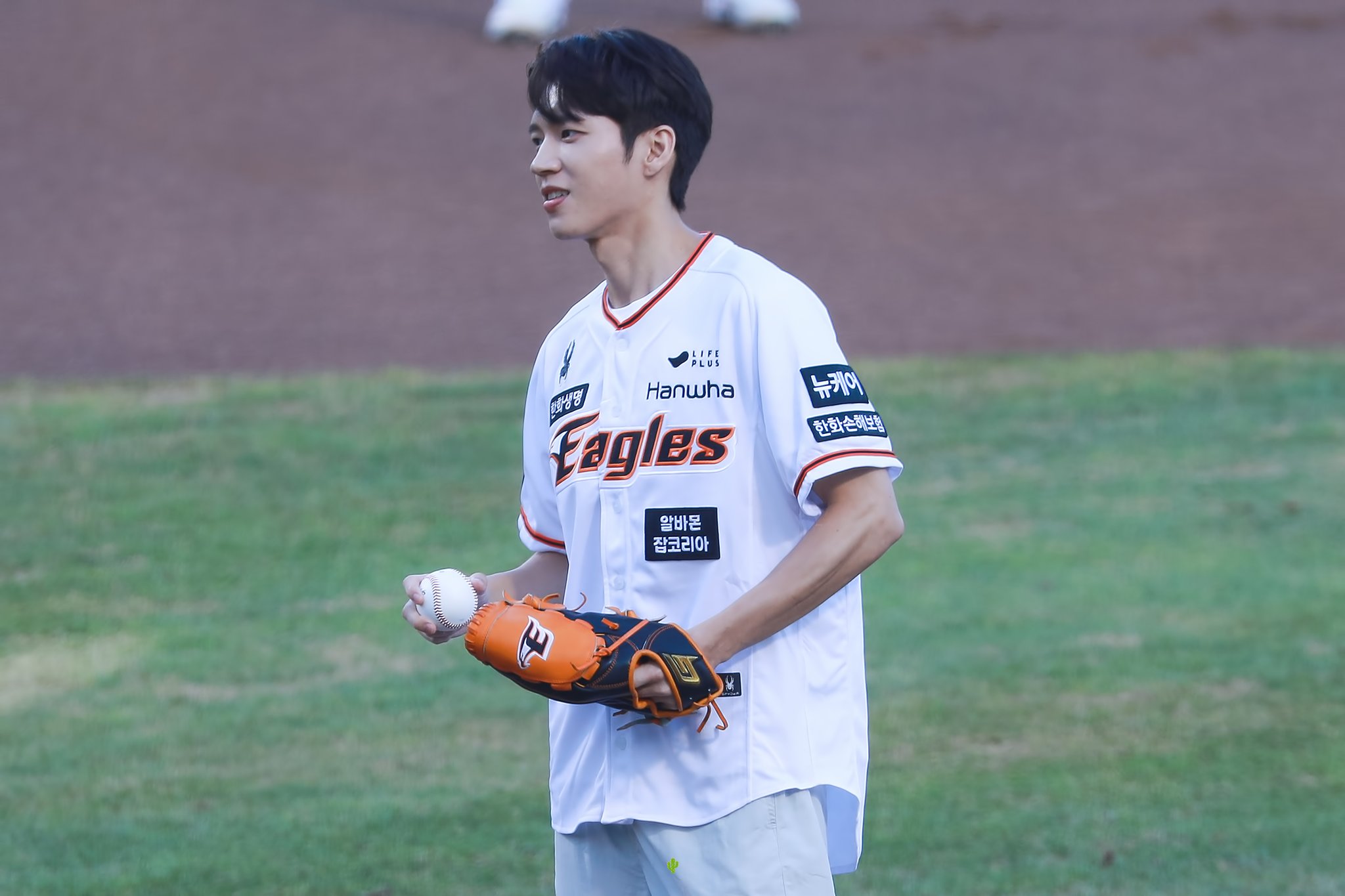 [잡담] 야구복 입은 남우현 너무 이질적인데 좋다 | 인스티즈