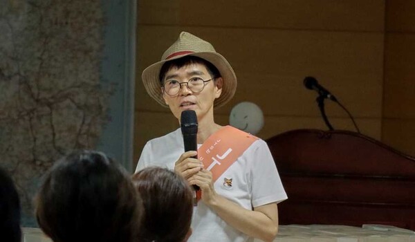 [잡담] 노희경 작가·한지민·배종옥·이정은, 어린이날 앞두고 명동 거리모금 출격 | 인스티즈