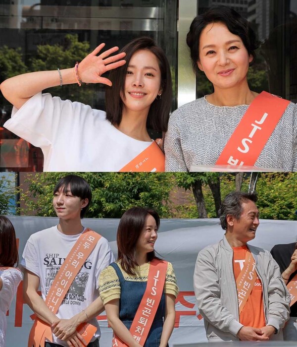 [잡담] 노희경 작가·한지민·배종옥·이정은, 어린이날 앞두고 명동 거리모금 출격 | 인스티즈