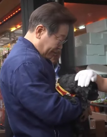 [잡담] 이재명 선거유세 보는데 이재명 자꾸 선거유세 핑계로 사심채우고 있음 | 인스티즈