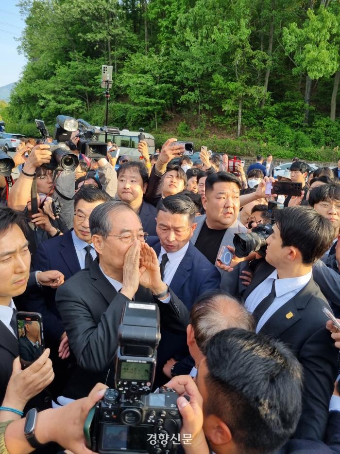 [정보/소식] [속보] 한덕수, 시민들 반발에 광주 5·18 묘지 참배 못해 "저도 호남사람입니다!” | 인스티즈