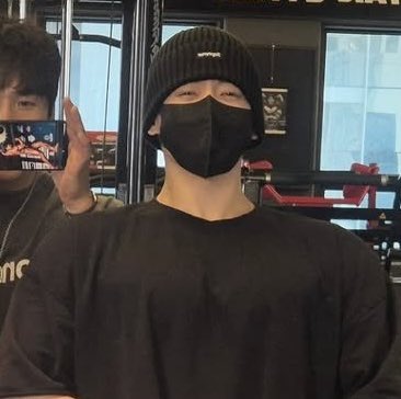 [잡담] 정국 휴가 사진마다 눈만 보이는데 | 인스티즈