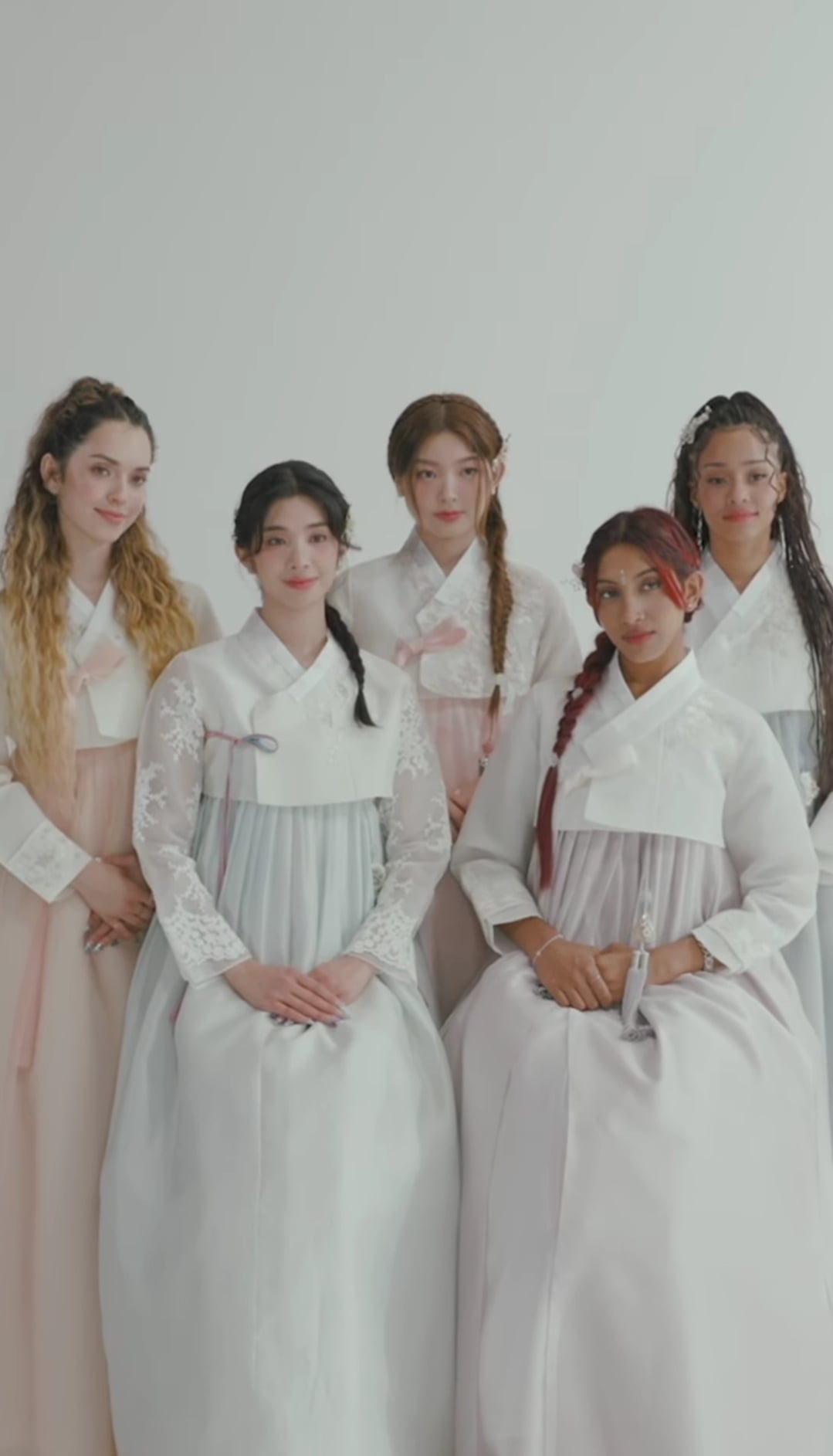 [잡담] 캣츠아이도 한복 입고 명절 인사 올리는거 재밌다ㅋㅋㅋ | 인스티즈