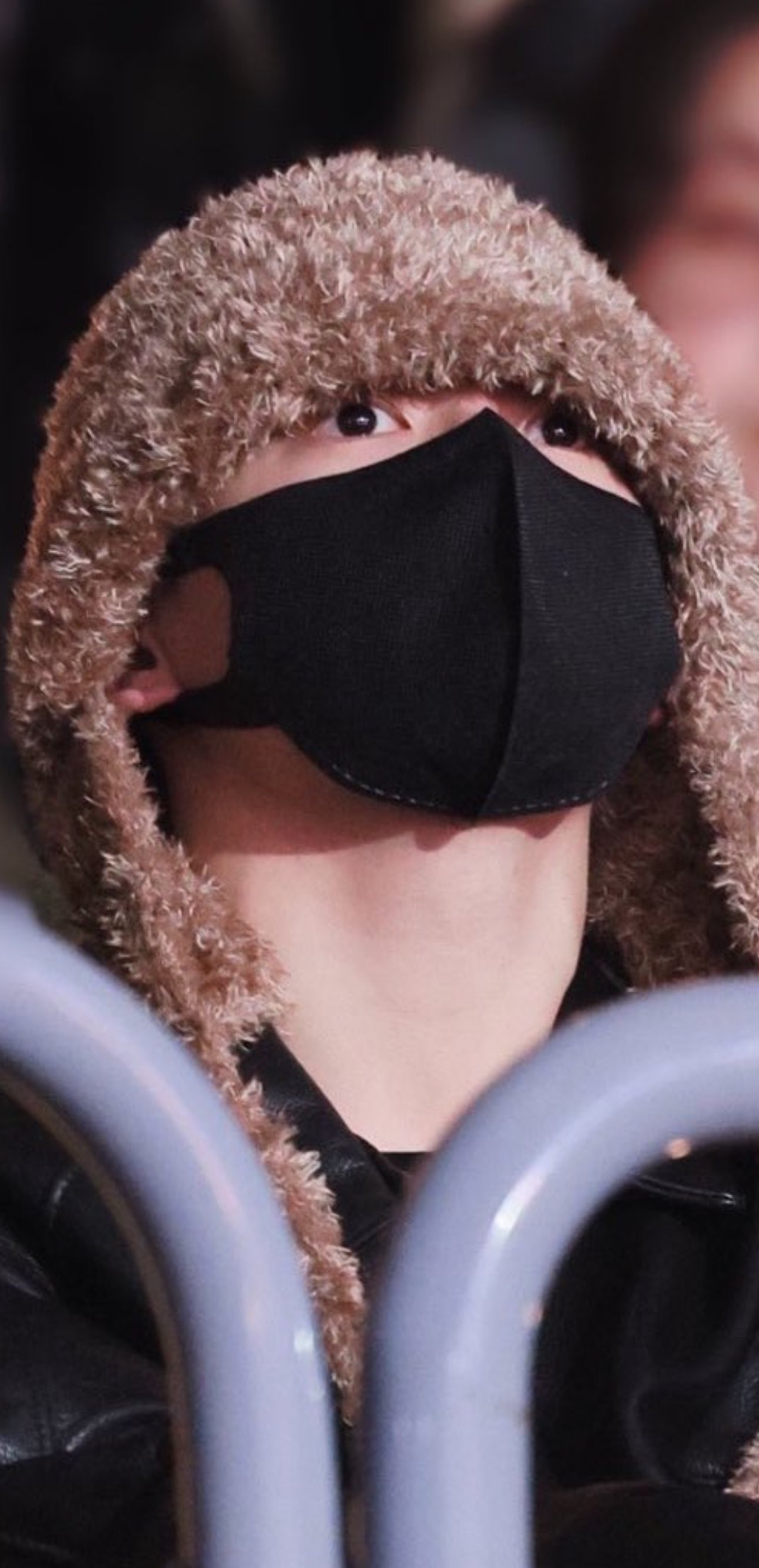 [잡담] 정국 휴가 사진마다 눈만 보이는데 | 인스티즈