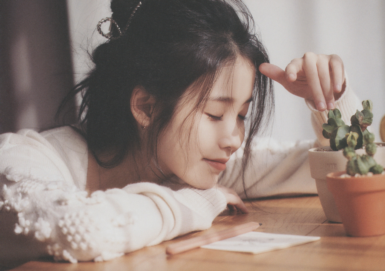 [잡담] 아이유 이런 분위기 독보적인 거 같아 | 인스티즈