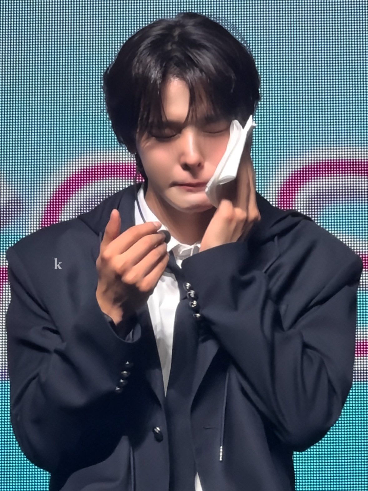 [잡담] 리쿠 땀 닦을 때 >_< 이 표정 되는 거 언제 안귀여움 | 인스티즈