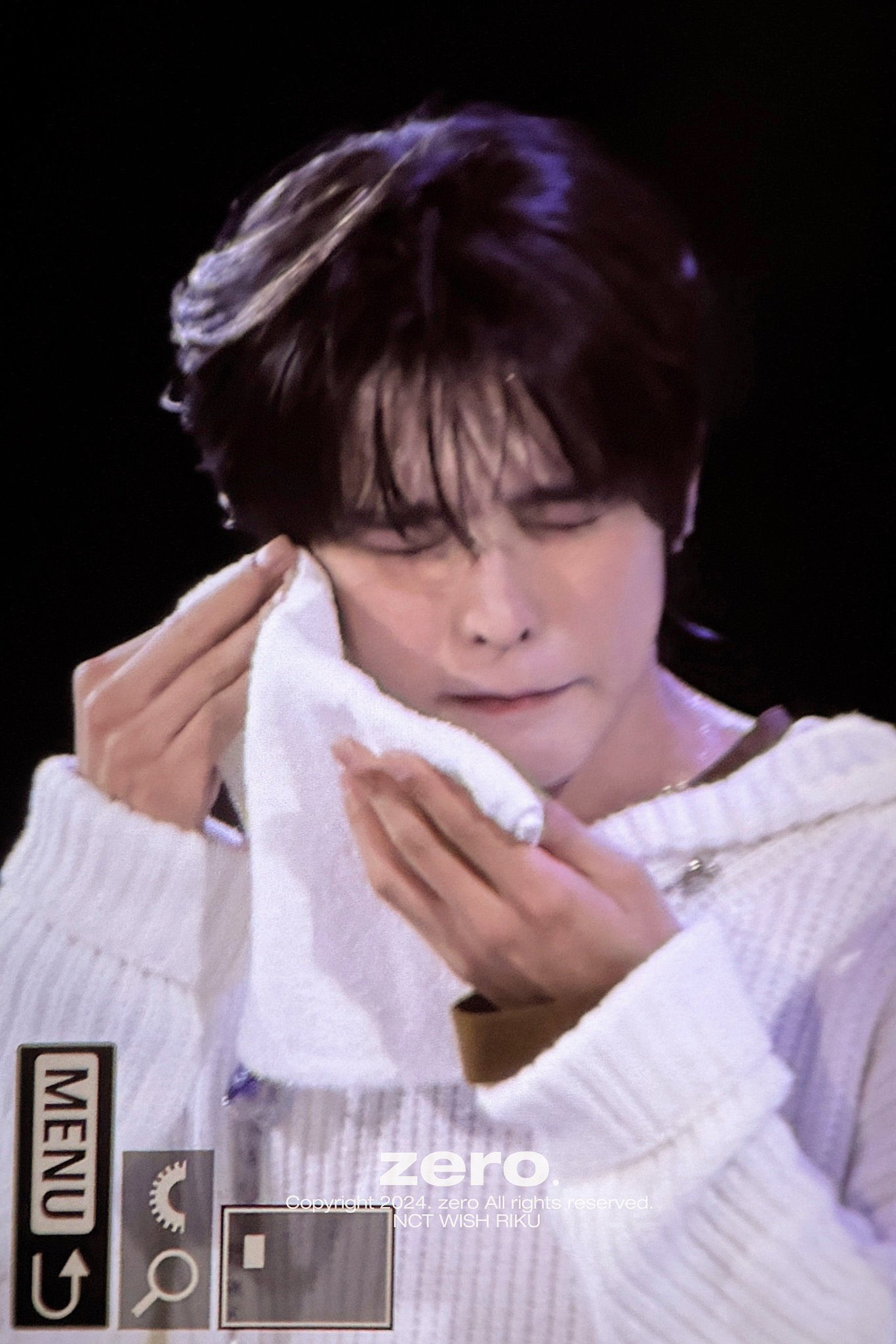 [잡담] 리쿠 땀 닦을 때 >_< 이 표정 되는 거 언제 안귀여움 | 인스티즈