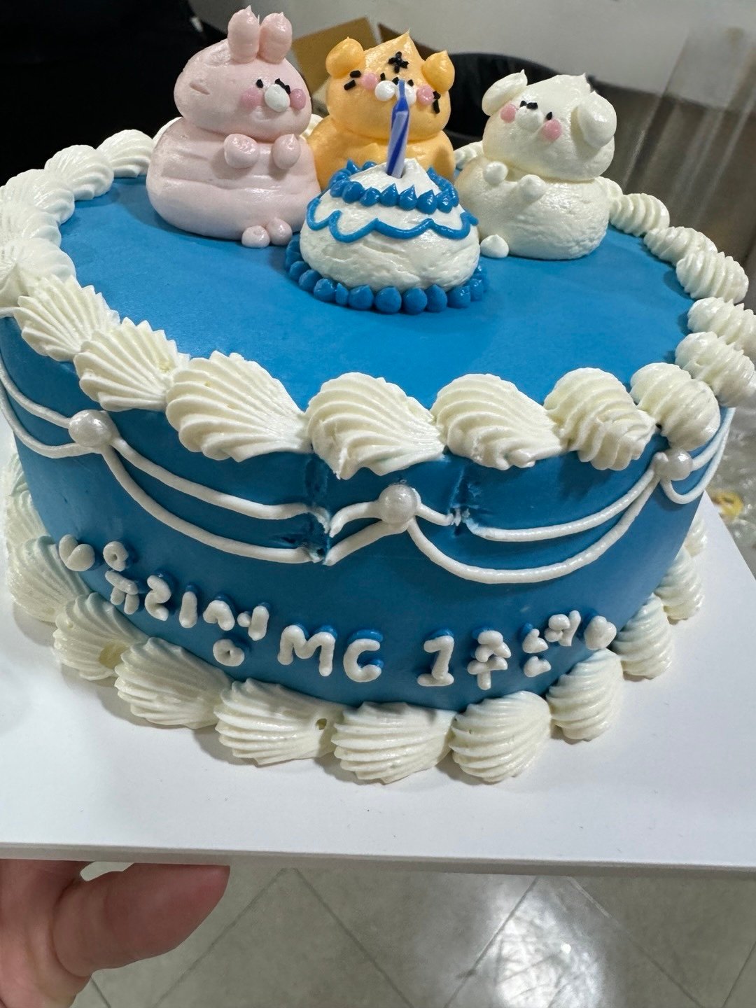 [잡담] 인기가요 엠씨 1주년 기념 케이크 봐봐 | 인스티즈