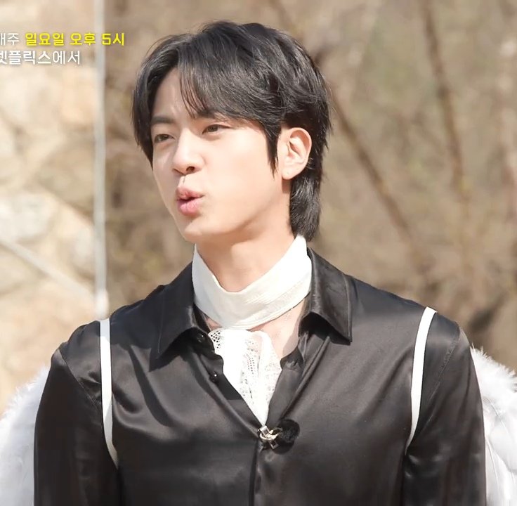 [잡담] 김석진 자극적인거 입고 나오네... | 인스티즈