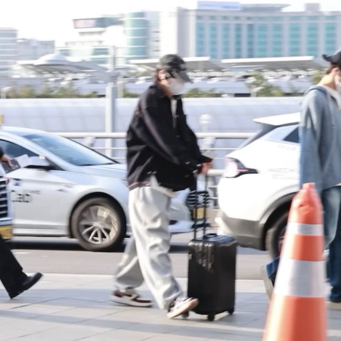 [잡담] 해찬이 잠깐 캐리어 두 손으로 끄는데 ㅠㅠ | 인스티즈