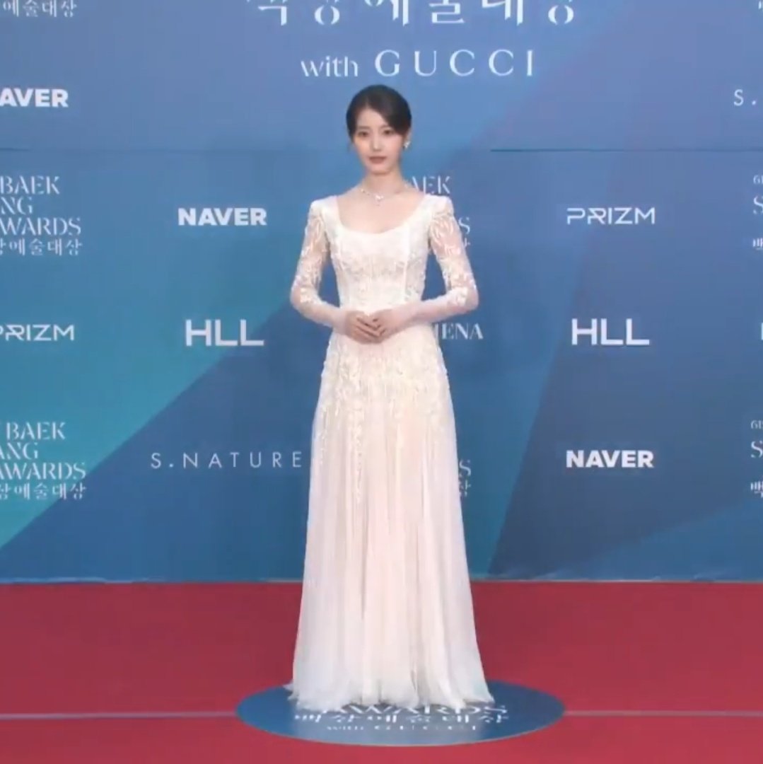 [잡담] 아이유 오늘 그냥 여왕이셔 | 인스티즈