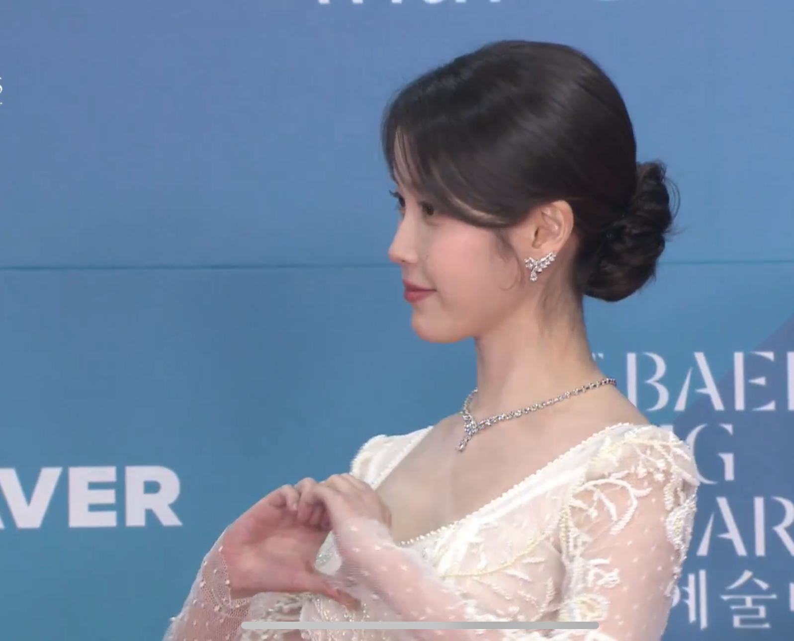 [잡담] 아이유 오늘 애순이라 잔꽃무늬 자수 들어간 드레스 입은건가 | 인스티즈