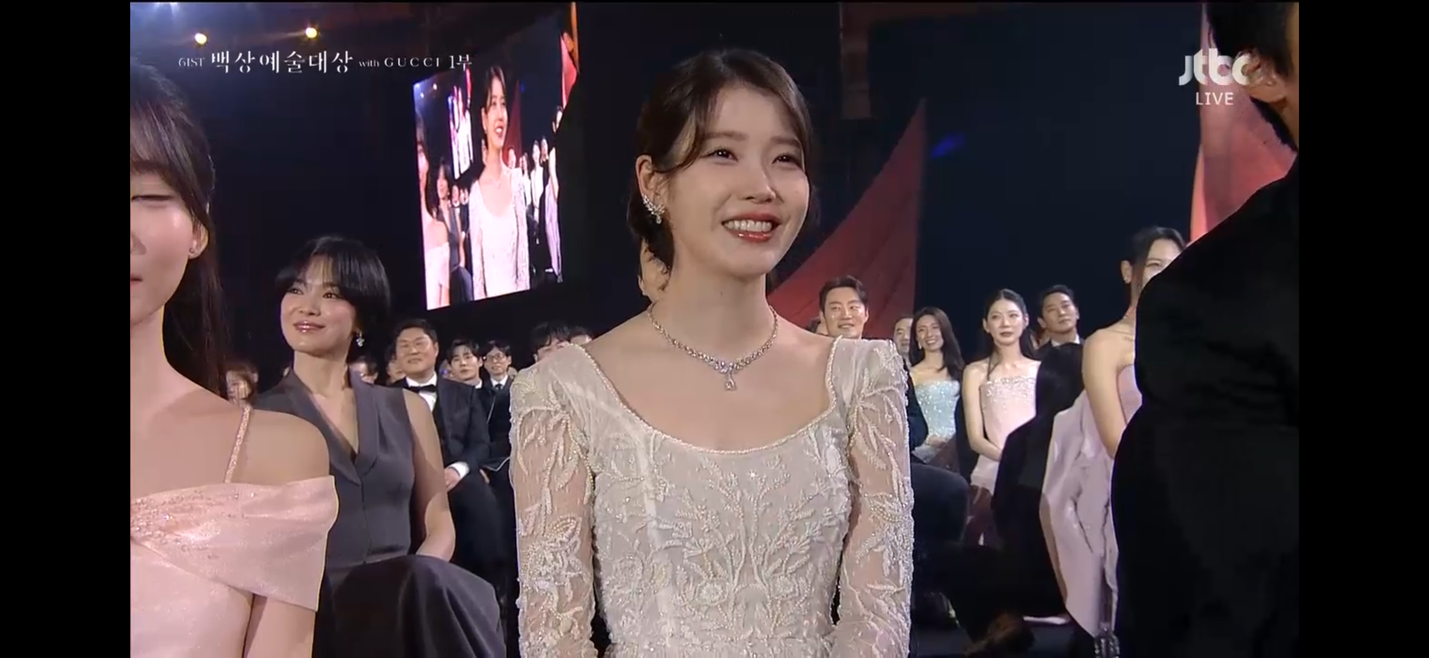 [OnAir] 아이유 이때 너무예뻐서 캡처함 | 인스티즈