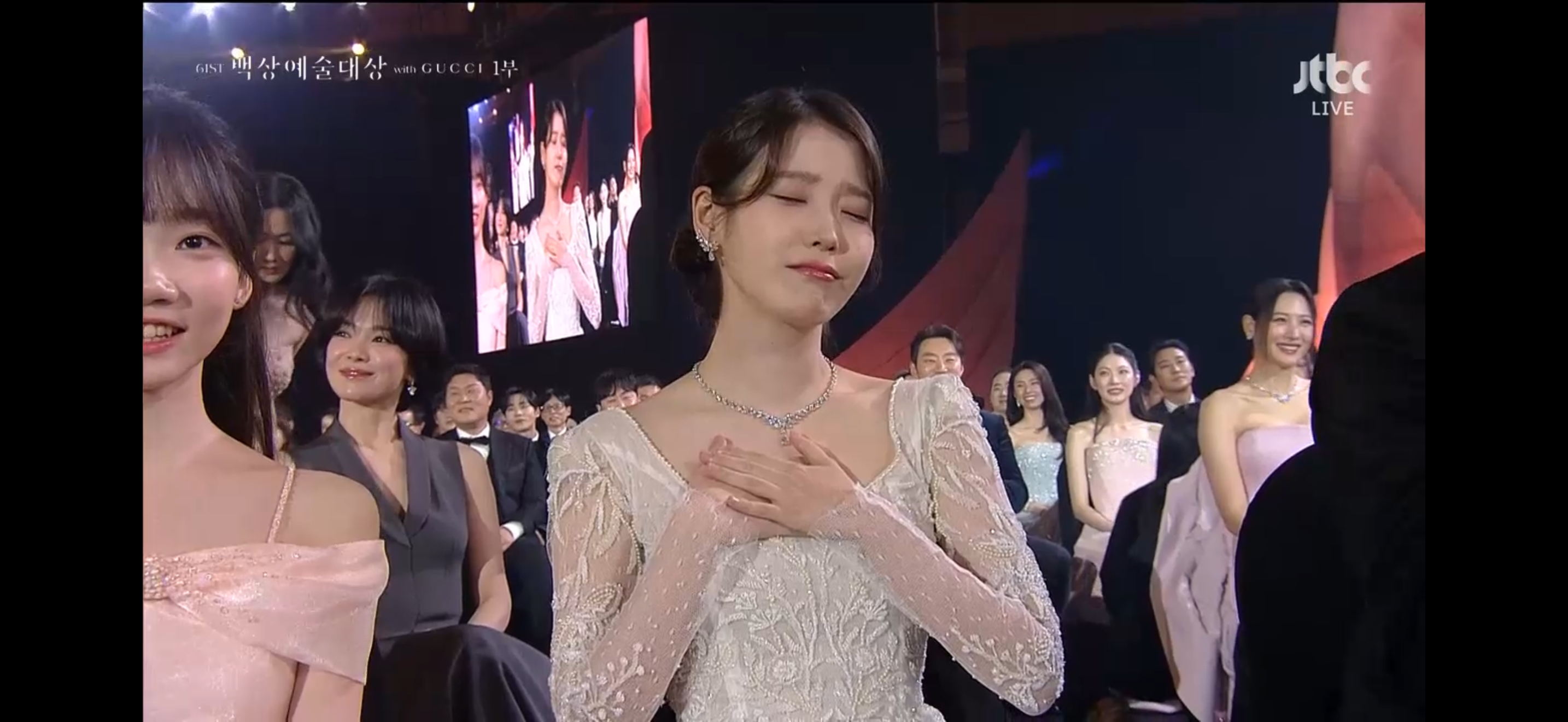 [OnAir] 아이유 이때 너무예뻐서 캡처함 | 인스티즈