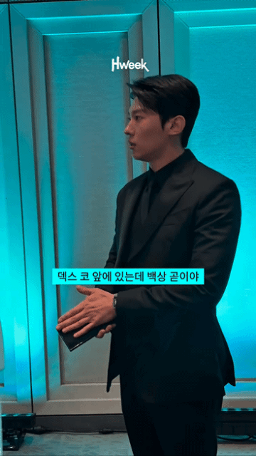 덱스 폰이 아니라 총 들고 있는것 같음ㅋㅋ | 인스티즈