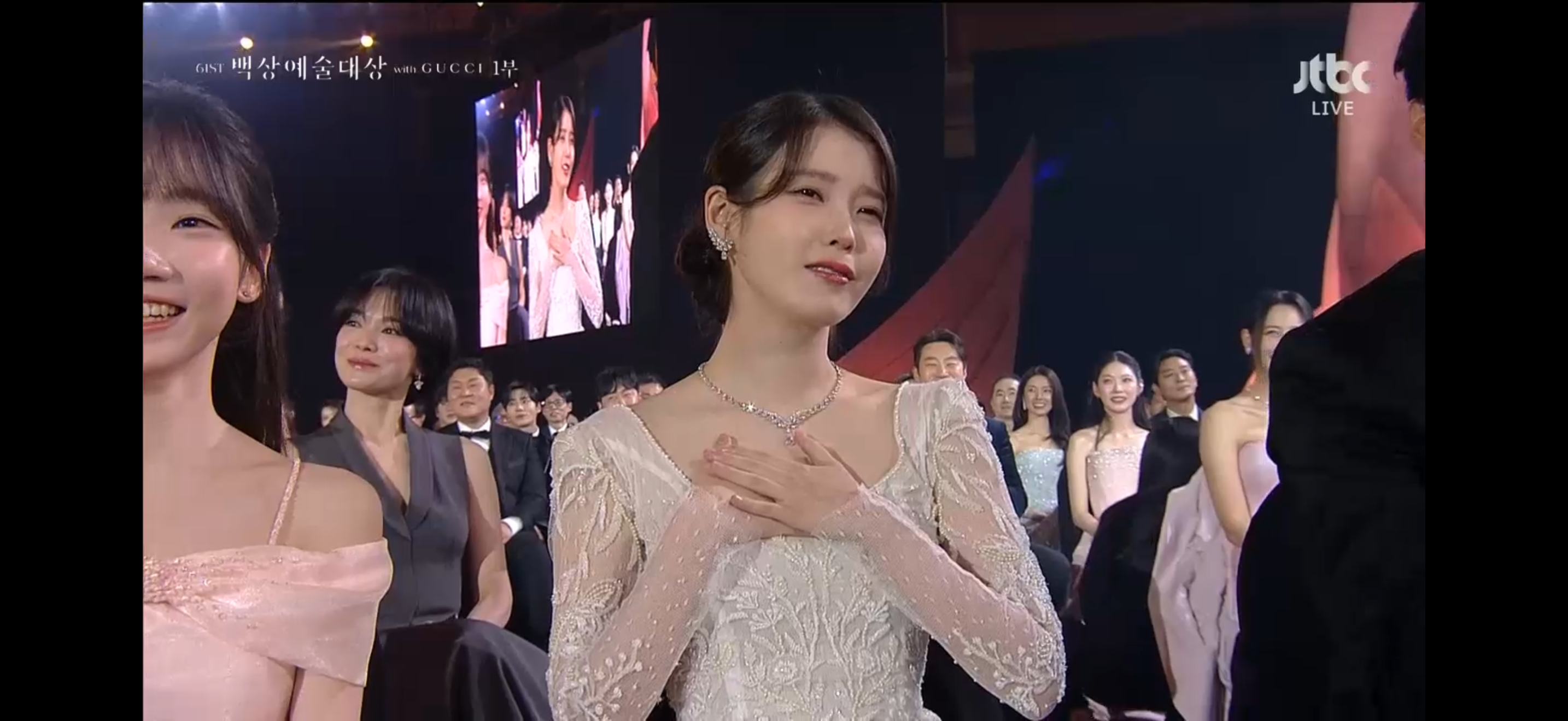 [OnAir] 아이유 이때 너무예뻐서 캡처함 | 인스티즈