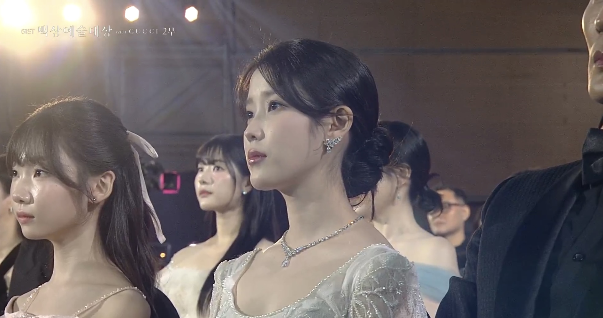 [잡담] 아이유 여왕님이셔 | 인스티즈