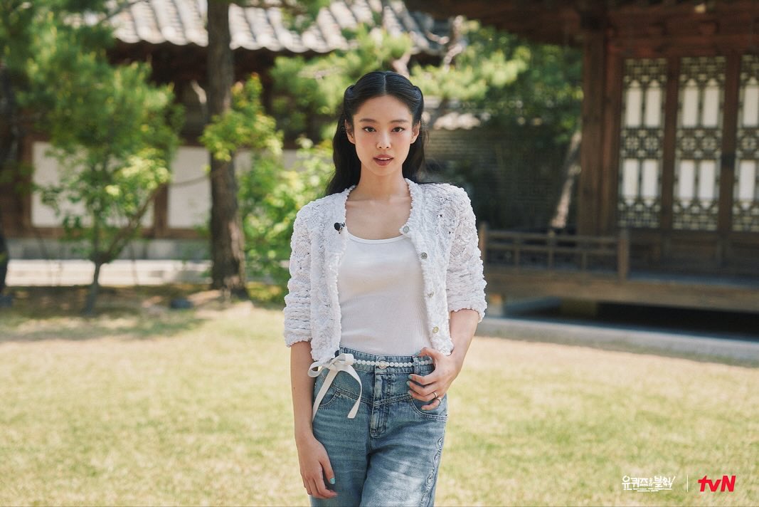 [잡담] 오 제니 유퀴즈에 뮤비랑 코첼라 의상 가져왔나보네 | 인스티즈
