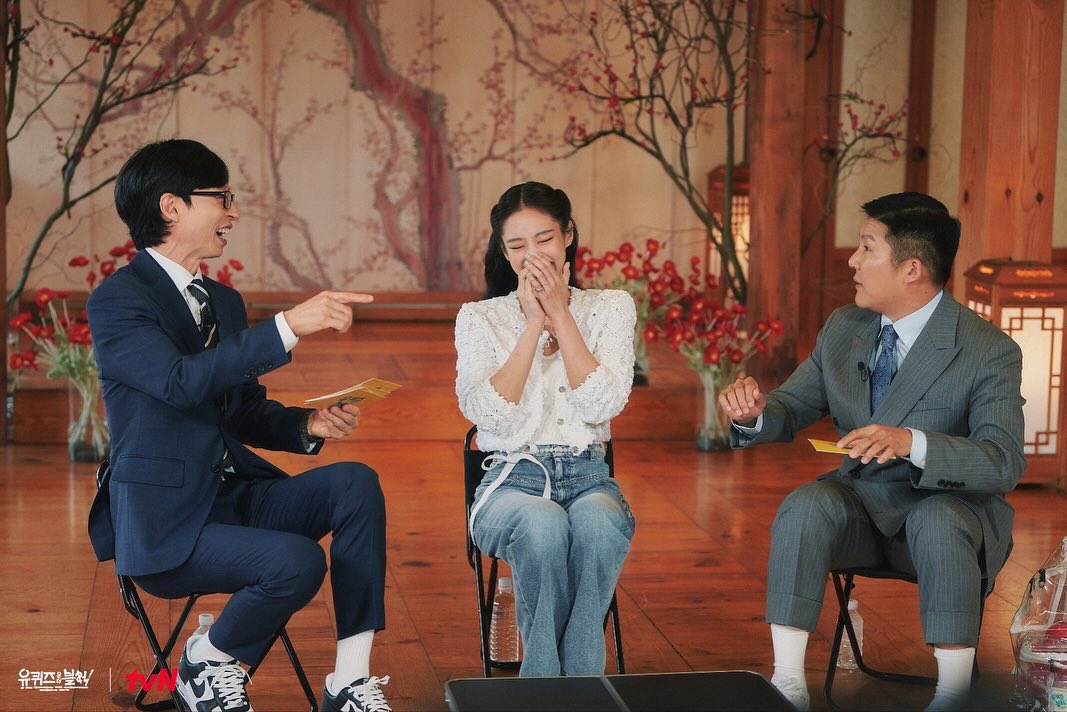 [잡담] 오 제니 유퀴즈에 뮤비랑 코첼라 의상 가져왔나보네 | 인스티즈