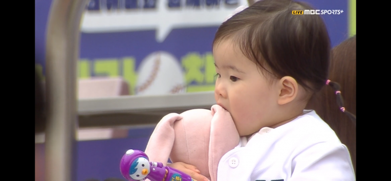 [잡담] 다시보기 하는데 인형먹방하는 아기 | 인스티즈