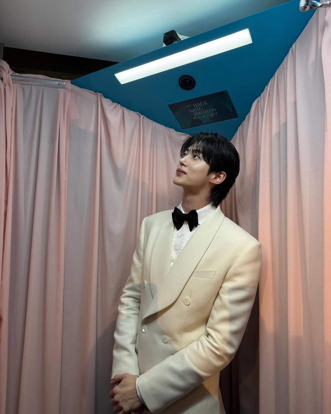 [잡담] 변우석 돈룩업 안에 있는거 보니까 카메라랑 개가깝네ㅋㅋㅋㅋㅋ | 인스티즈