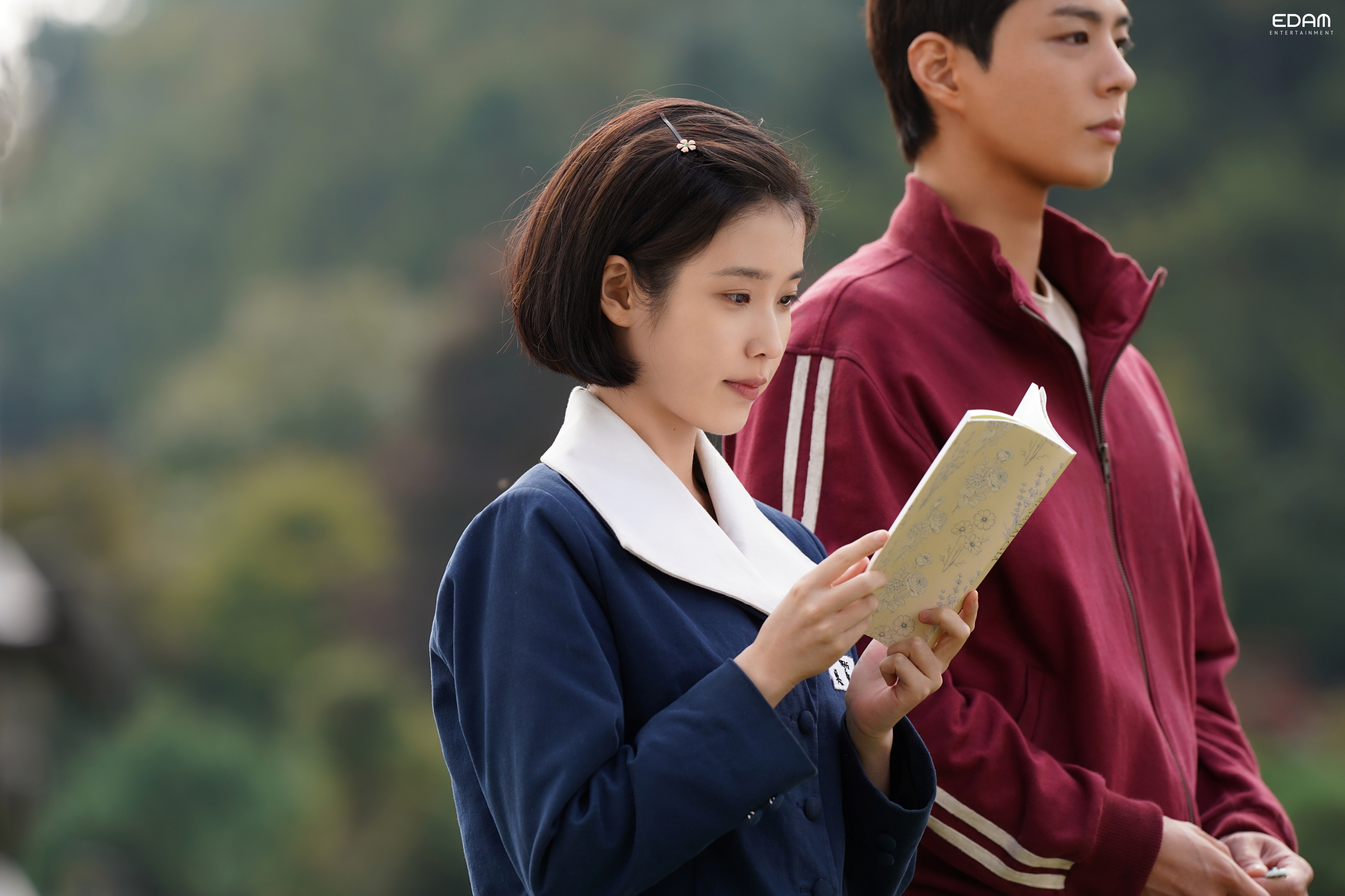 [잡담] 아이유랑 문학소녀, 시인 이미지 진짜 잘 어울리는 것 같아 | 인스티즈