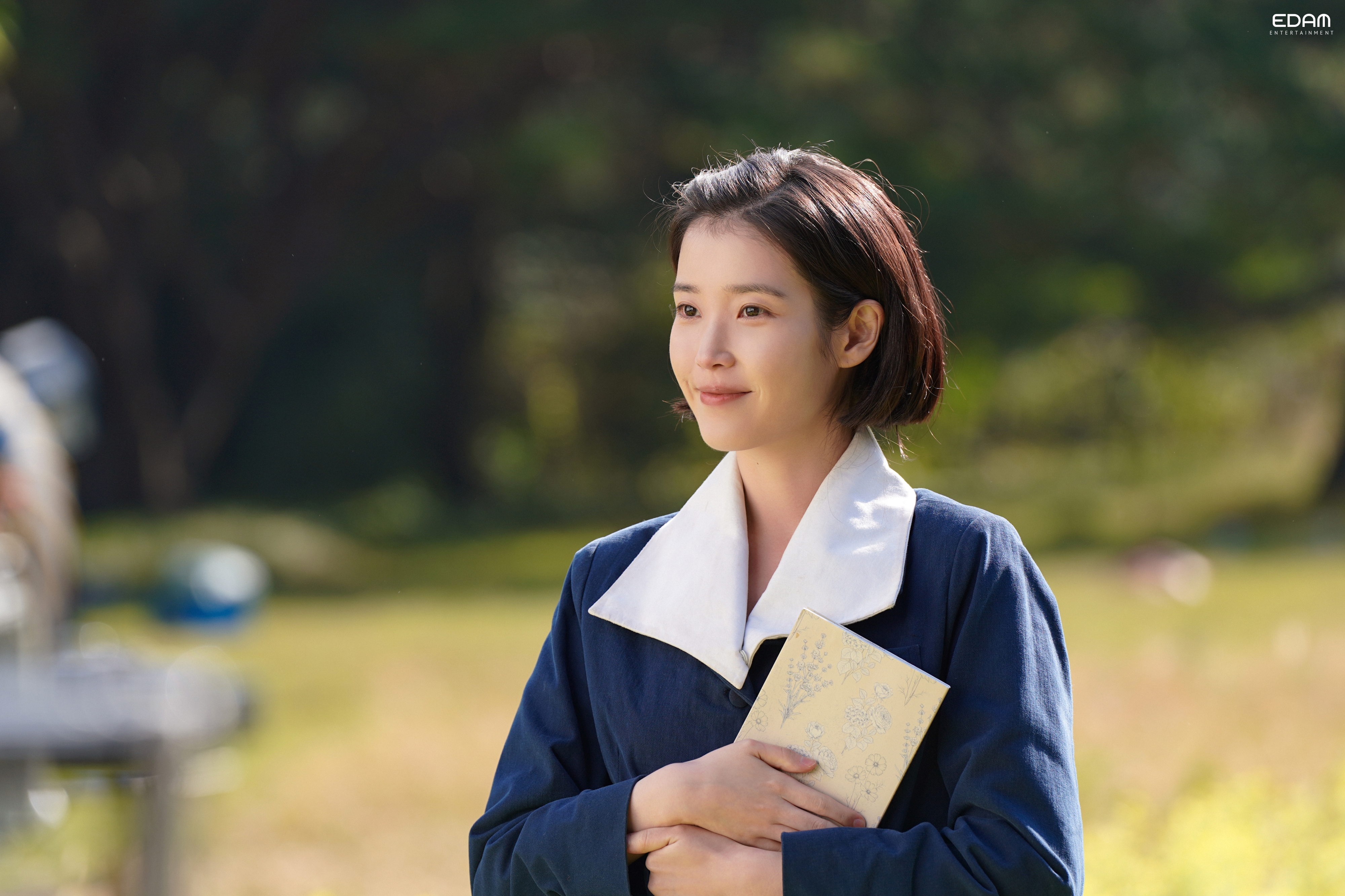 [잡담] 아이유랑 문학소녀, 시인 이미지 진짜 잘 어울리는 것 같아 | 인스티즈