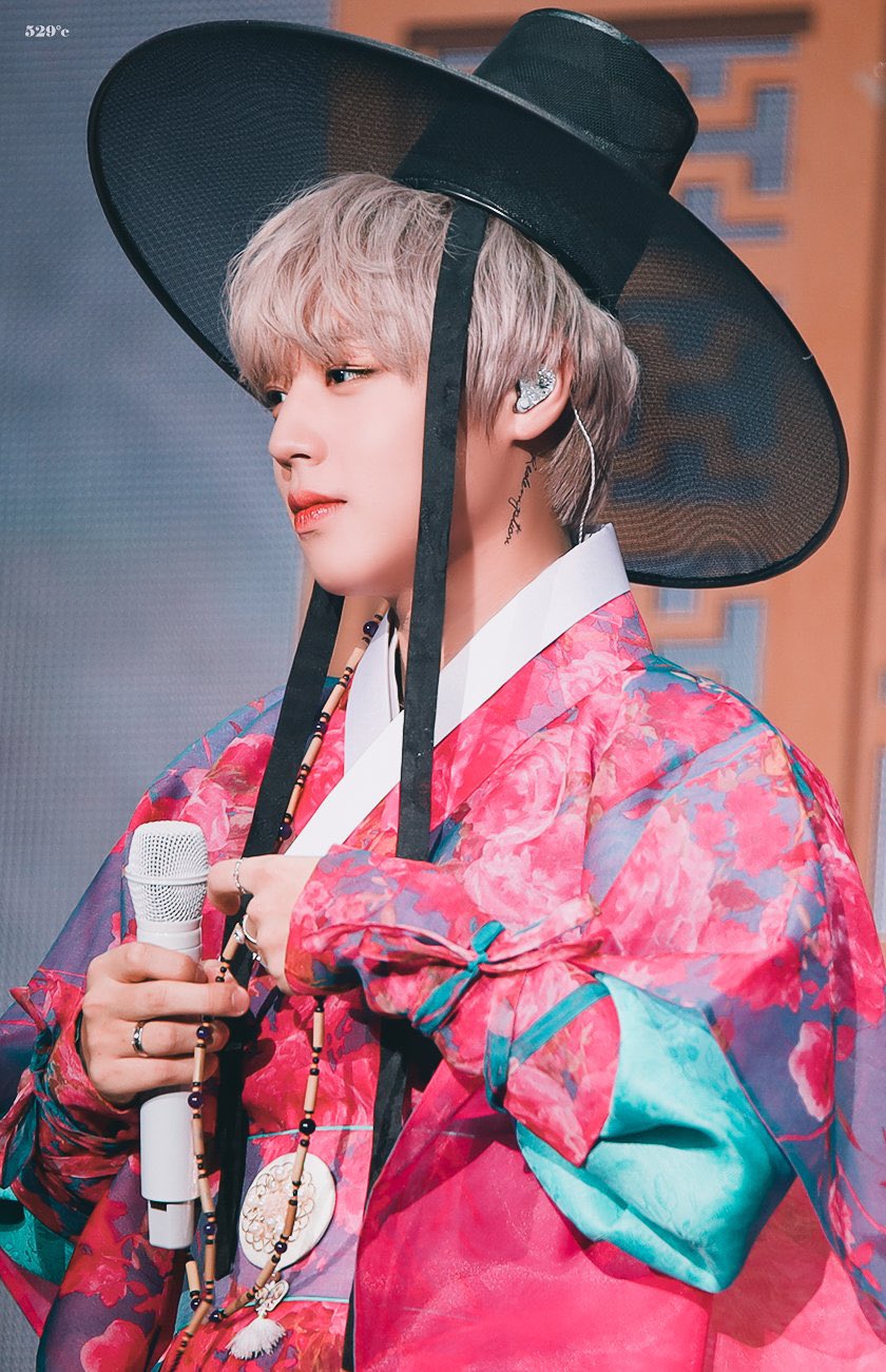 [잡담] 트윗 보다가 팬미팅때 한복 입은 박지훈 봤는데 걍 꽃도령임 | 인스티즈