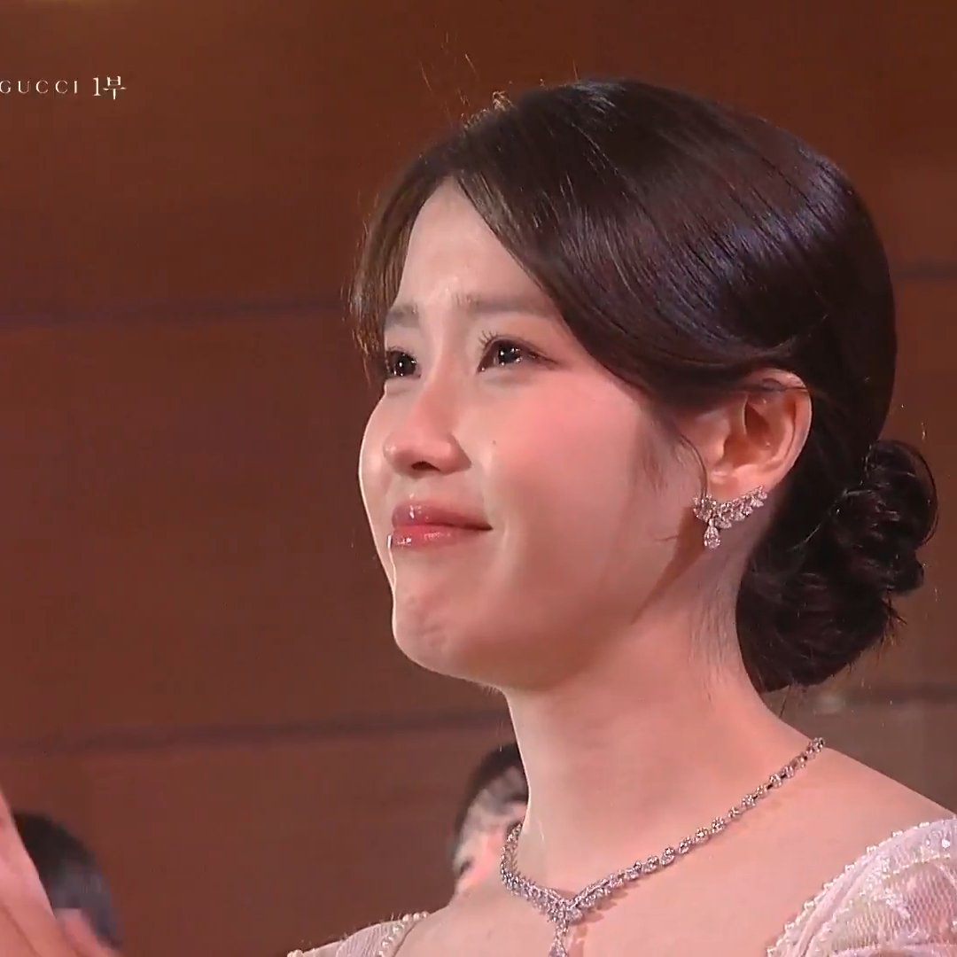 [잡담] 염혜란 상 받을때 아이유 울컥한거 보고 살짝 놀람.. | 인스티즈