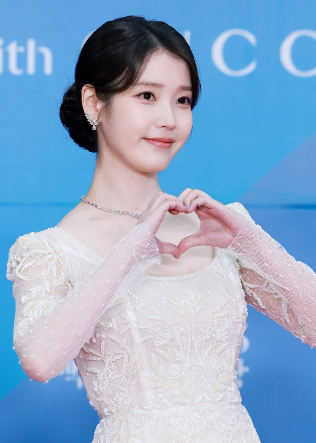 [정보/소식] "이미 대상"…'폭싹 속았수다' 아이유, 존재가 트로피였다[스타in 포커스] | 인스티즈